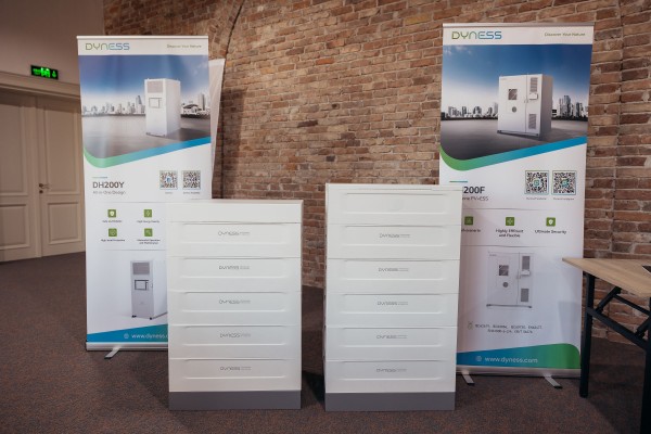 &Agrave; propos de Dyness